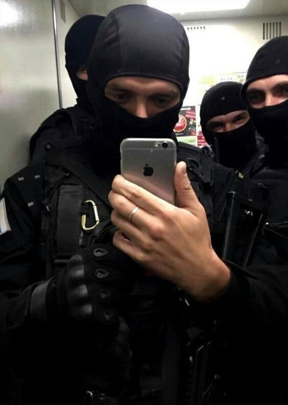 Thumbnail of Лифт для шести человек в масках