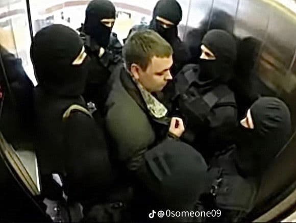 Thumbnail of Люди в масках-Лифт