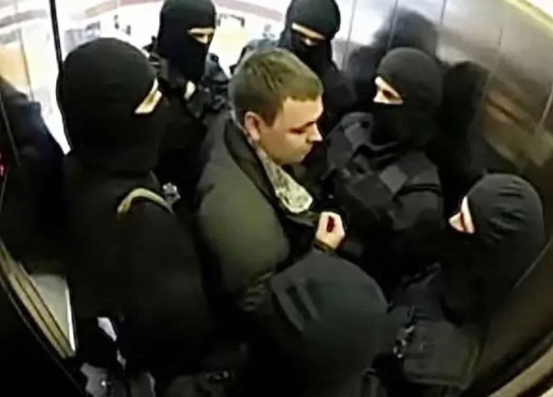 Thumbnail of "Маскированные мужчины - лифт"