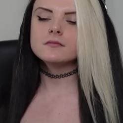 Thumbnail of Лили Джейн реагирует