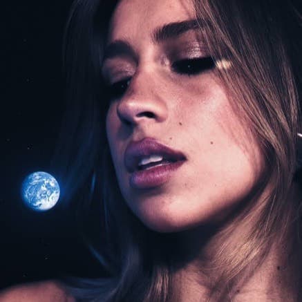 Thumbnail of Великанша Тейт МакРэй