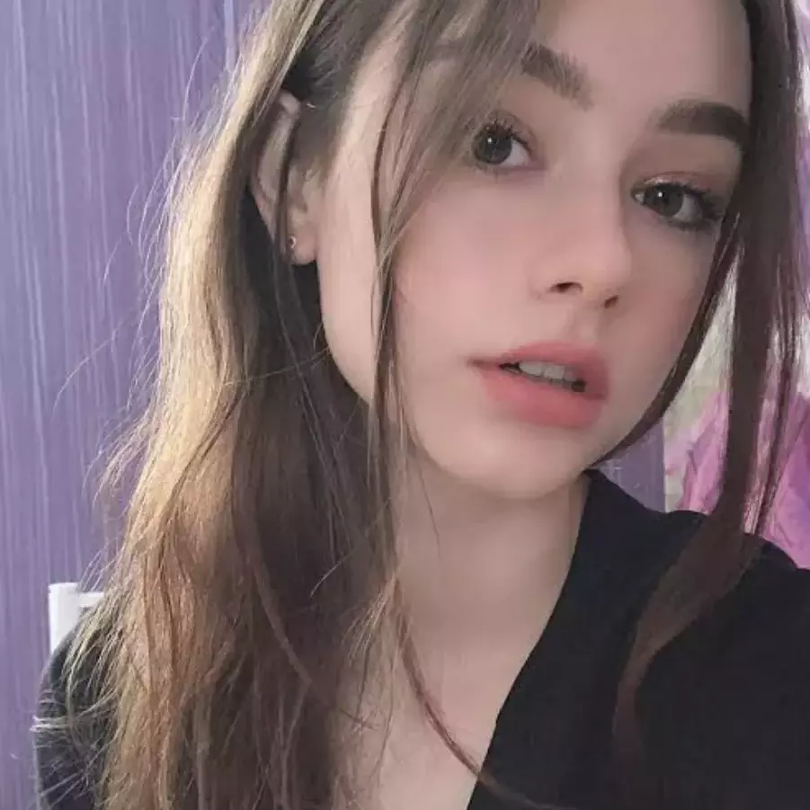 Thumbnail of [Girl lost in the city]
