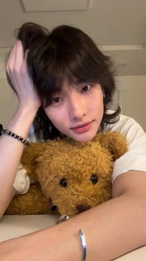 Thumbnail of hwang hyunjin
