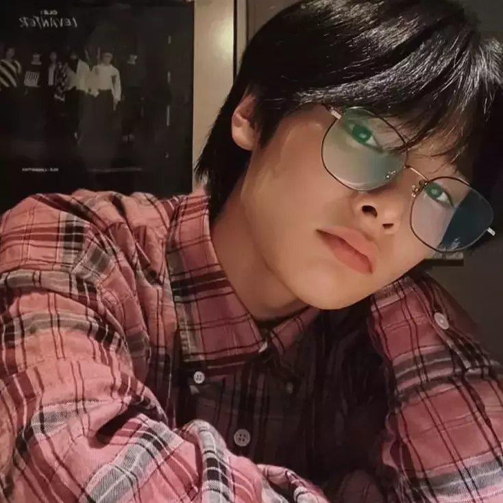 Thumbnail of Jeongin ((i.n))