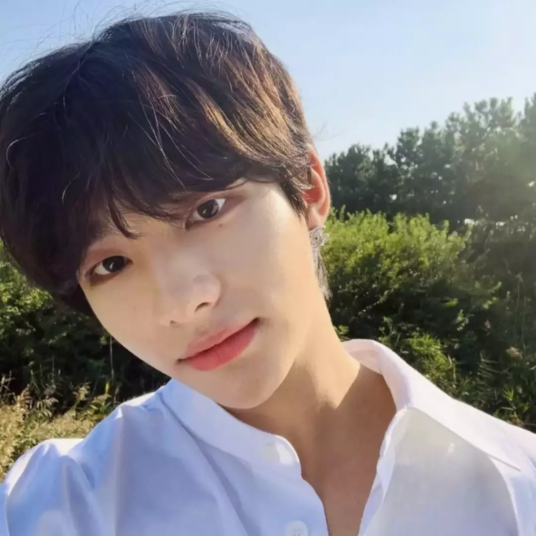 Thumbnail of hwang hyunjin