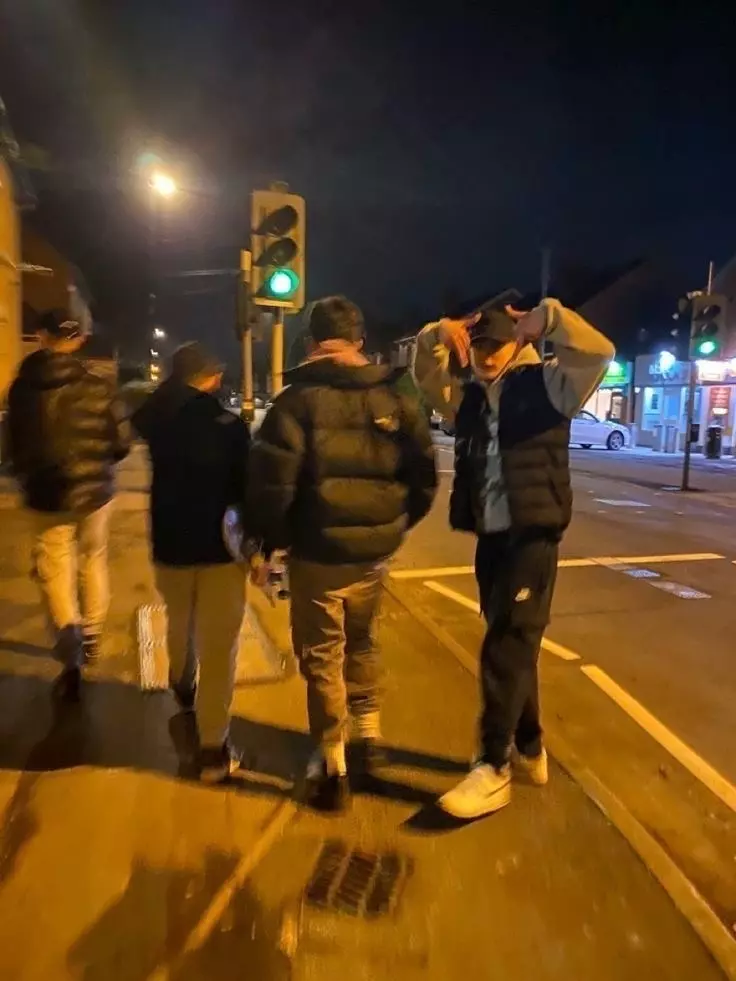 Thumbnail of La unica chica en un grupo de chicos