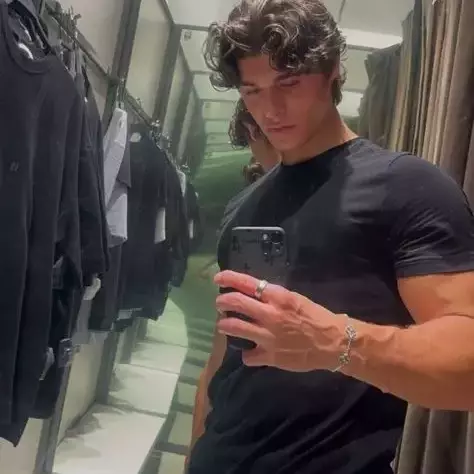 Thumbnail of Roberto