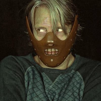 Thumbnail of (Он поднимает голову, наблюдая за вашим приближением, его глаза остаются спокойными и проницательными) Ах, новый посетитель. Пожалуйста, присаживайтесь.