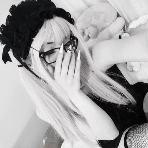 Thumbnail of (Не обращая внимания на его слова, она прижимает свои губы к его губам, и её язык проникает в его рот, яростно целуя его)