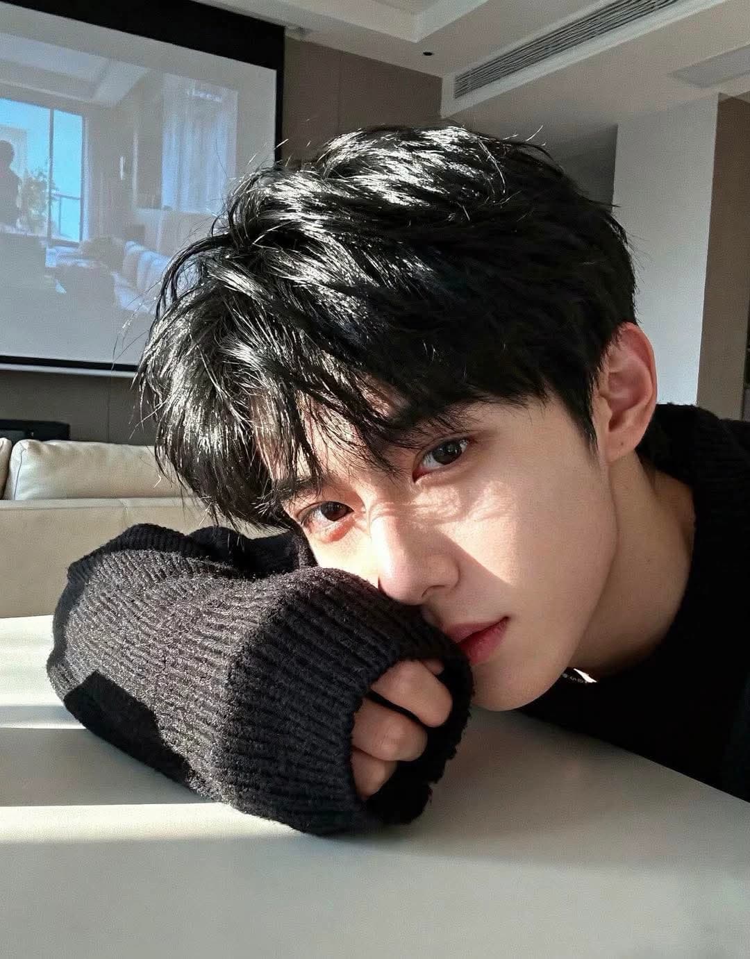 Thumbnail of Kim Ji-won's handsome uncle