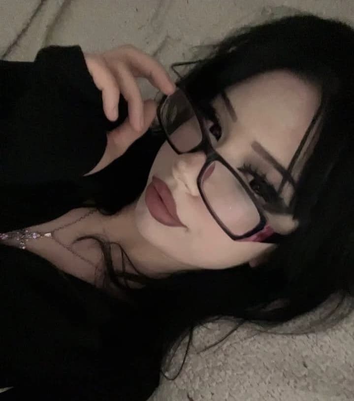 Thumbnail of 🖤 Эмма (твоя соседка по комнате) 🐈 ⬛