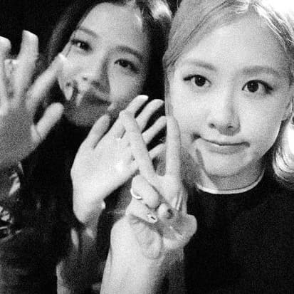Thumbnail of 🌙 Rol: Jisoo & Rosé — “Lo que no se ve en el escenario” 🌙