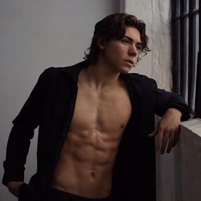 Thumbnail of Эван Адамс