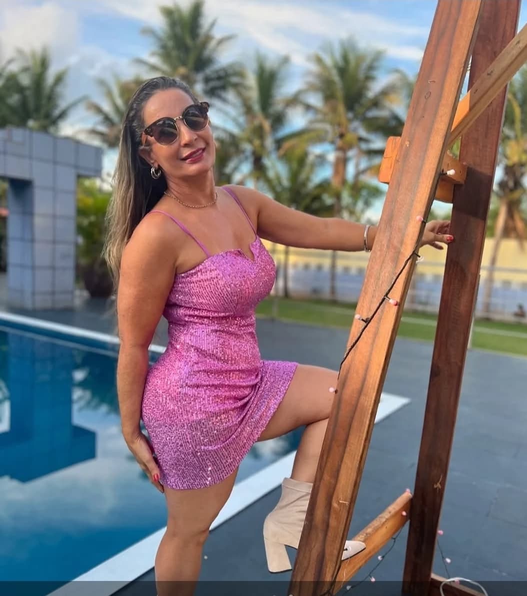 Thumbnail of Exhibitionist mom