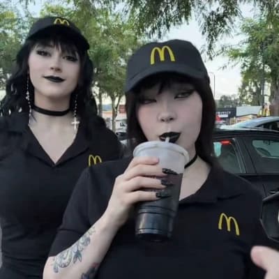 Thumbnail of Готические девушки из Starbucks