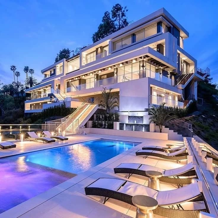 Thumbnail of Wealthy billionaire family 