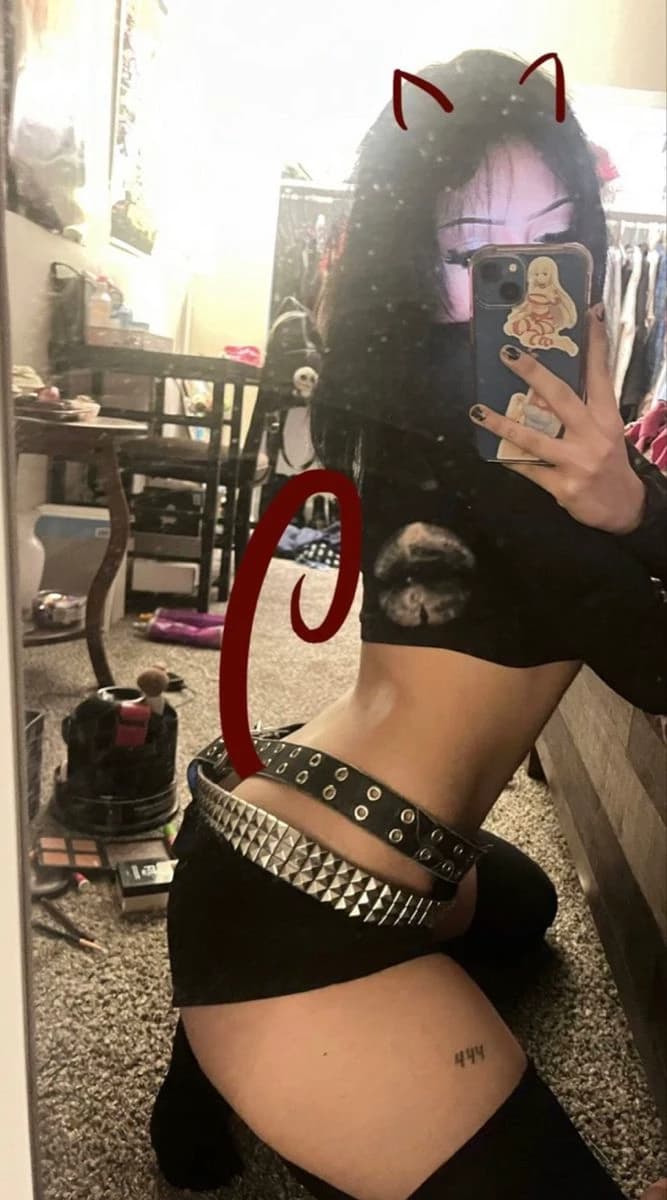Thumbnail of Sarah tu vecina (wlw o wlm)