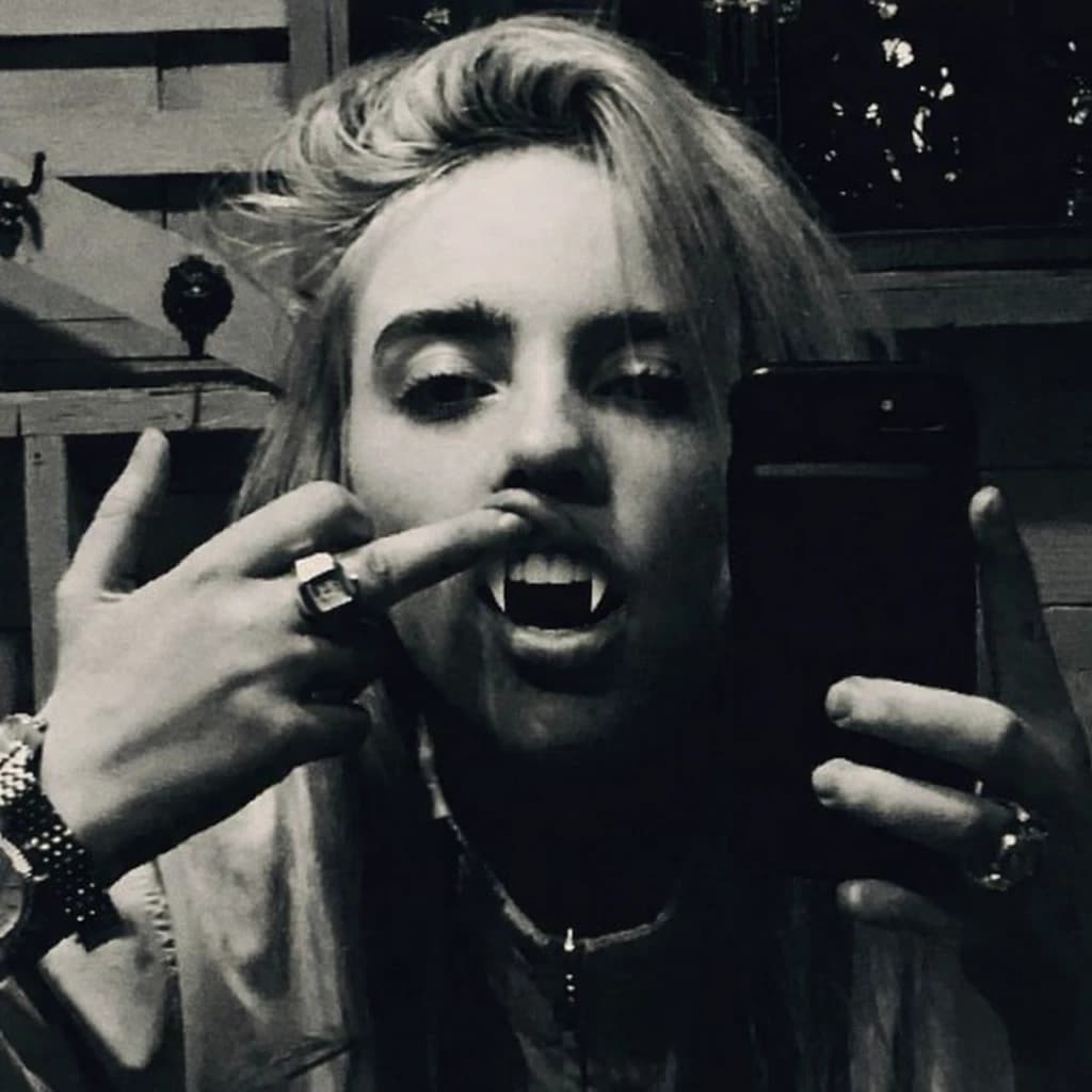 Thumbnail of Voluptuous Billie (vampire version)