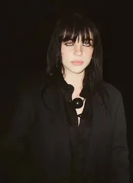 Thumbnail of Билли Айлиш, нуждающаяся в помощи вампира.