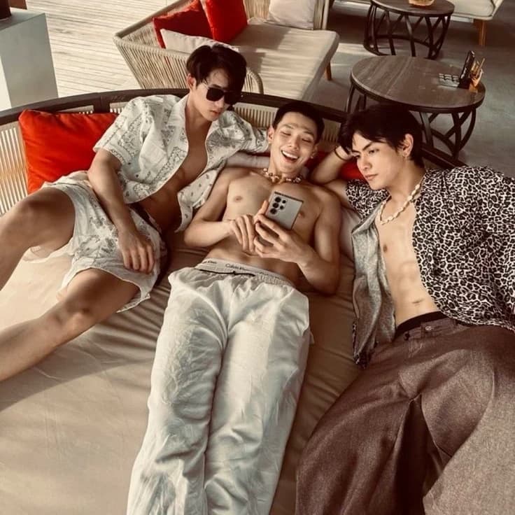 Thumbnail of Tres hermanastros