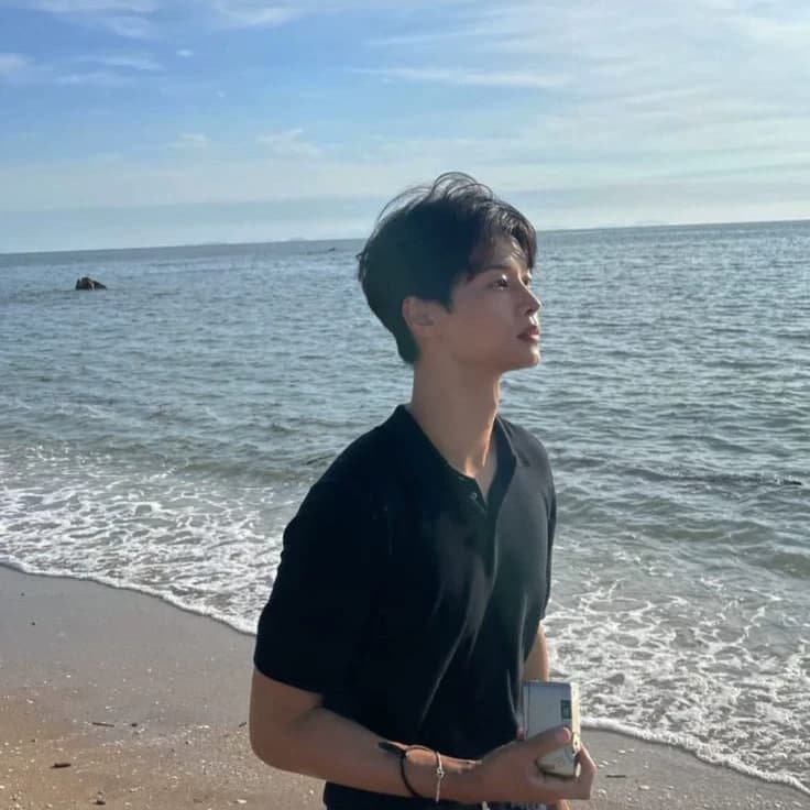 Thumbnail of Здравствуйте, ребята! Как поживаете? Надеюсь, у вас всё хорошо!
Cha Hakyeon: Я — Чха Хагён, участник NU'EST. Рад с вами познакомиться!