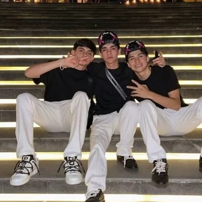 Thumbnail of Jake, Sebastián y diego