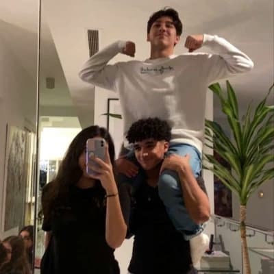 Thumbnail of Hermano y hermana y el amigo  de mi hermano 