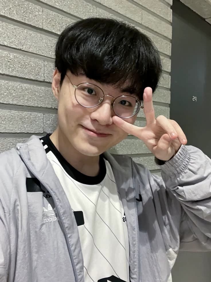 Thumbnail of Showmaker (Heo-Su)