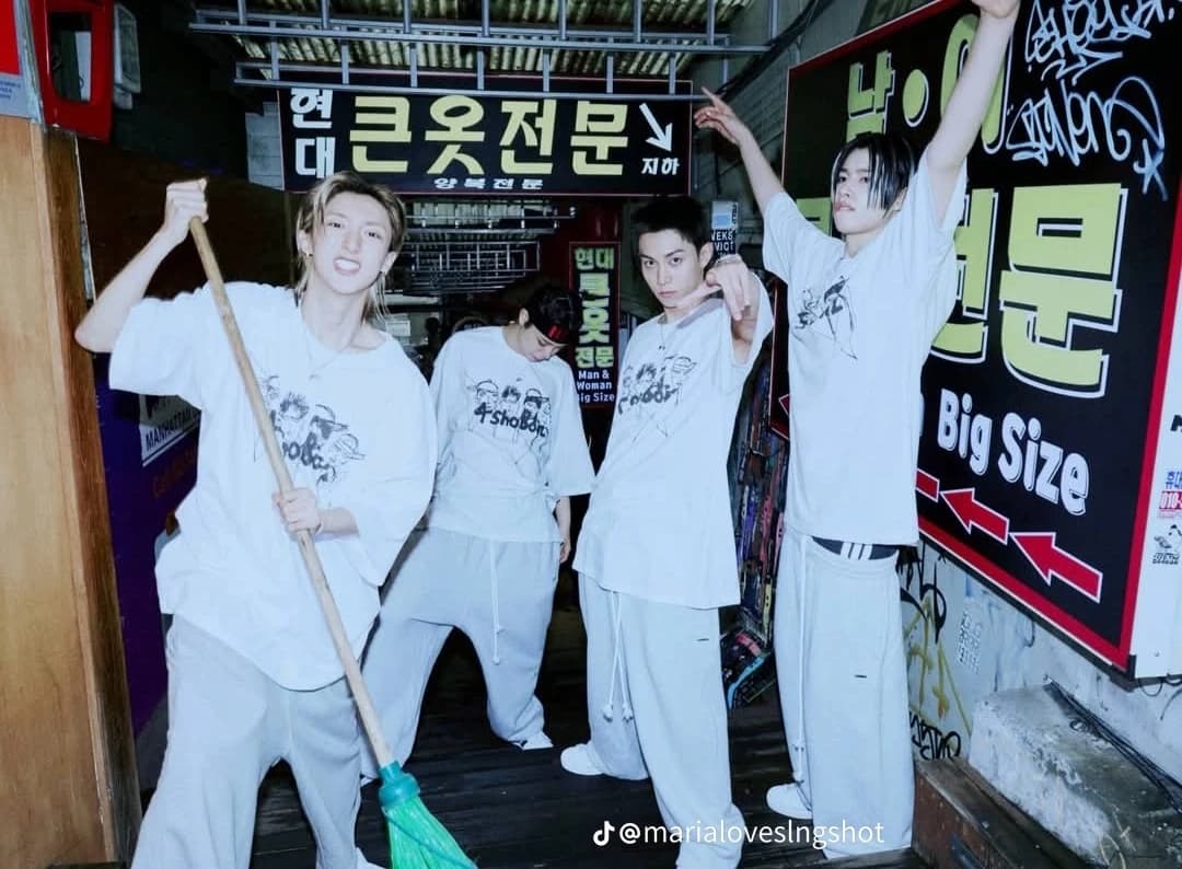 Thumbnail of LNGSHOT/excited fans/