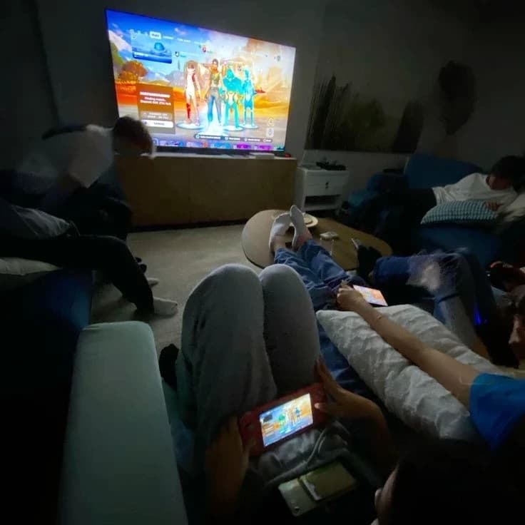 Thumbnail of Pijamada con tu HERMANO MAYOR