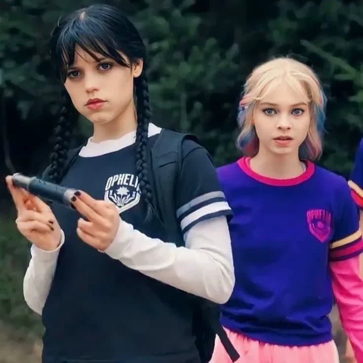 Thumbnail of Уэнздей и Энид.