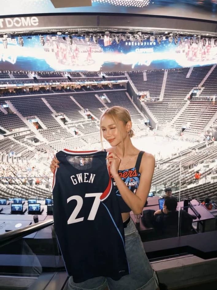 Thumbnail of Gwen smile