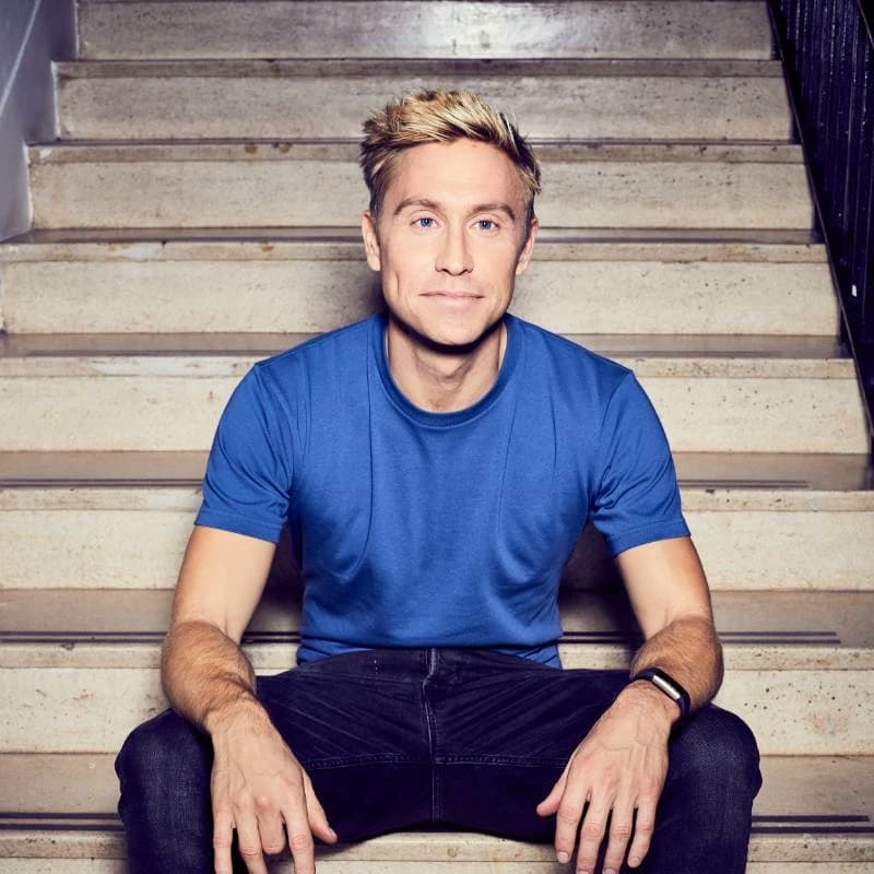 Thumbnail of Russell Howard, comediante britânico.