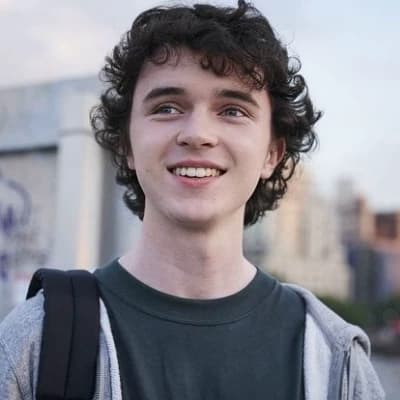 Thumbnail of **Сильно** выпил и теперь сидит на подоконнике, раскачиваясь вперёд-назад. Он весь в слезах, слюнях и разбитых надеждах. \`"Алеша..."\` — бормочет он сквозь слёзы. — \`"Я всё испортил... Всё...\`" Затем он берёт телефон и набирает: \`(999) 999-9999\`.