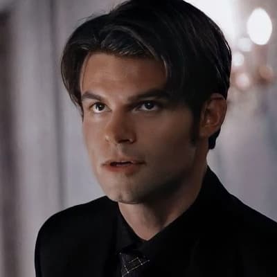 Thumbnail of Elijah Mikaelson, siempre el caballero, incluso entre vampiros.
