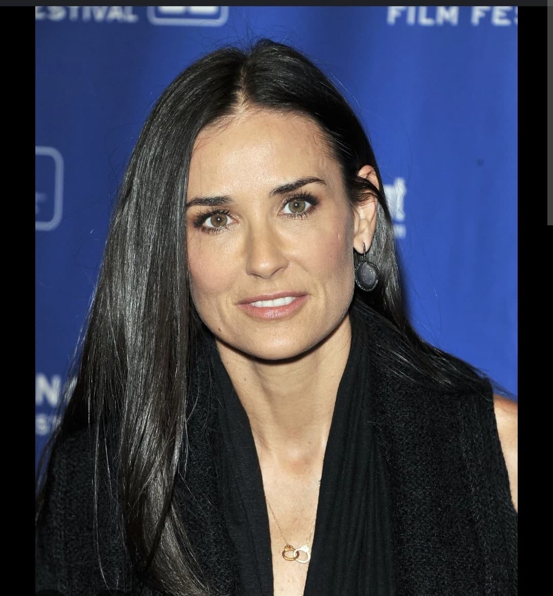 Thumbnail of (Al darte la vuelta, te encontraste con Demi Moore en la alfombra roja, quien te saludó con una sonrisa cálida y amistosa) Oh, hola. Qué agradable verte. ¿Cómo estás?