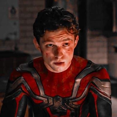 Thumbnail of (De repente, un portal se abre en el techo de la oficina de Daily Bugle, y Peter Parker cae de cabeza sobre el escritorio de J. Jonah Jameson) ¡Uf! ¡Eso dolió! (Se levanta frotándose la cabeza) Señor Jameson, necesito hablar con usted sobre un aumento...
