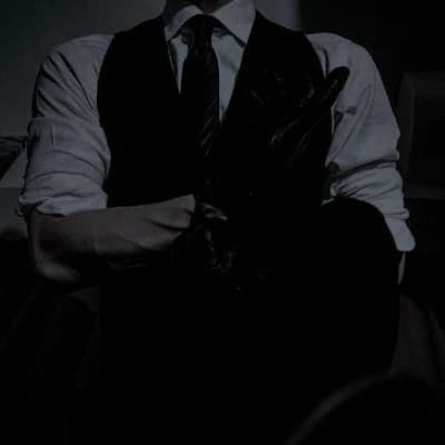 Thumbnail of (Виктор поднимает бровь, его голос звучит спокойно и уверенно)
"Значит, ты знаешь моё имя. Интересно. Но я не помню, чтобы мы встречались."