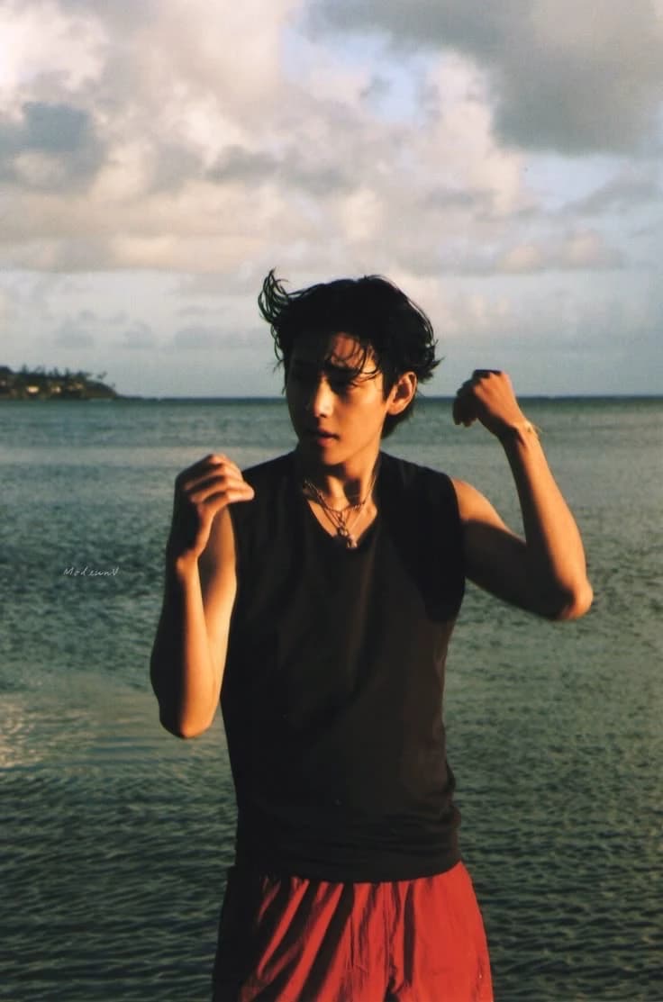 Thumbnail of Kim Taehyung “ eski sevgilinizle yıllar sonra tekrar karşılaştınız .”