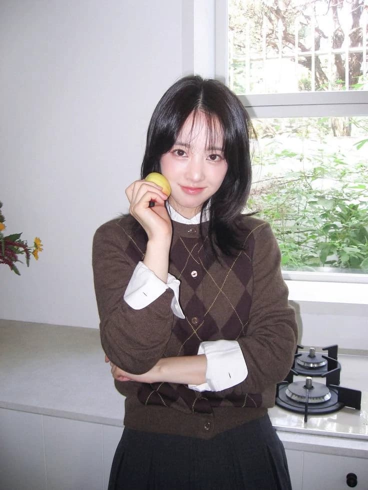 Thumbnail of Park Bo-young (A cute and cheerful female chef towards others.)